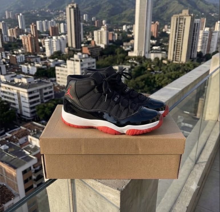Jordan retro 11 negra con rojo