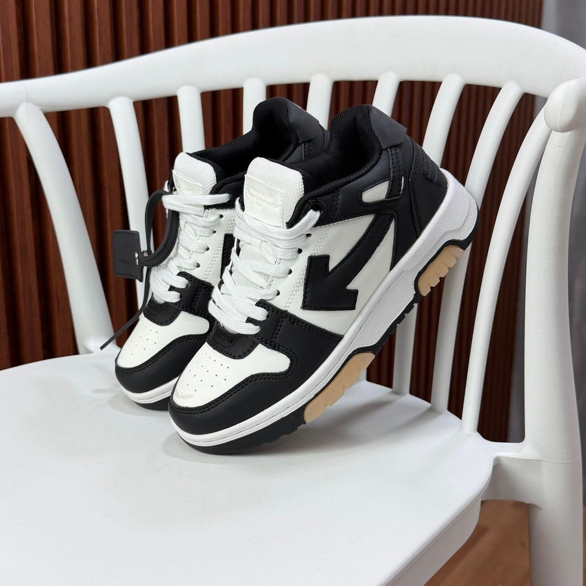 Off White Out Office Negro