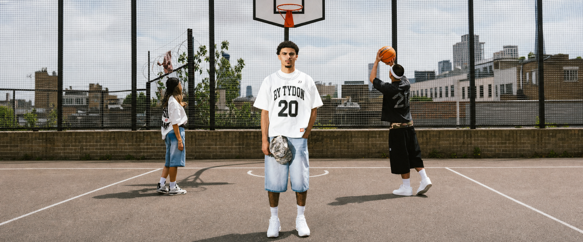 Tres personas con sneakers en una cancha de baloncesto urbana